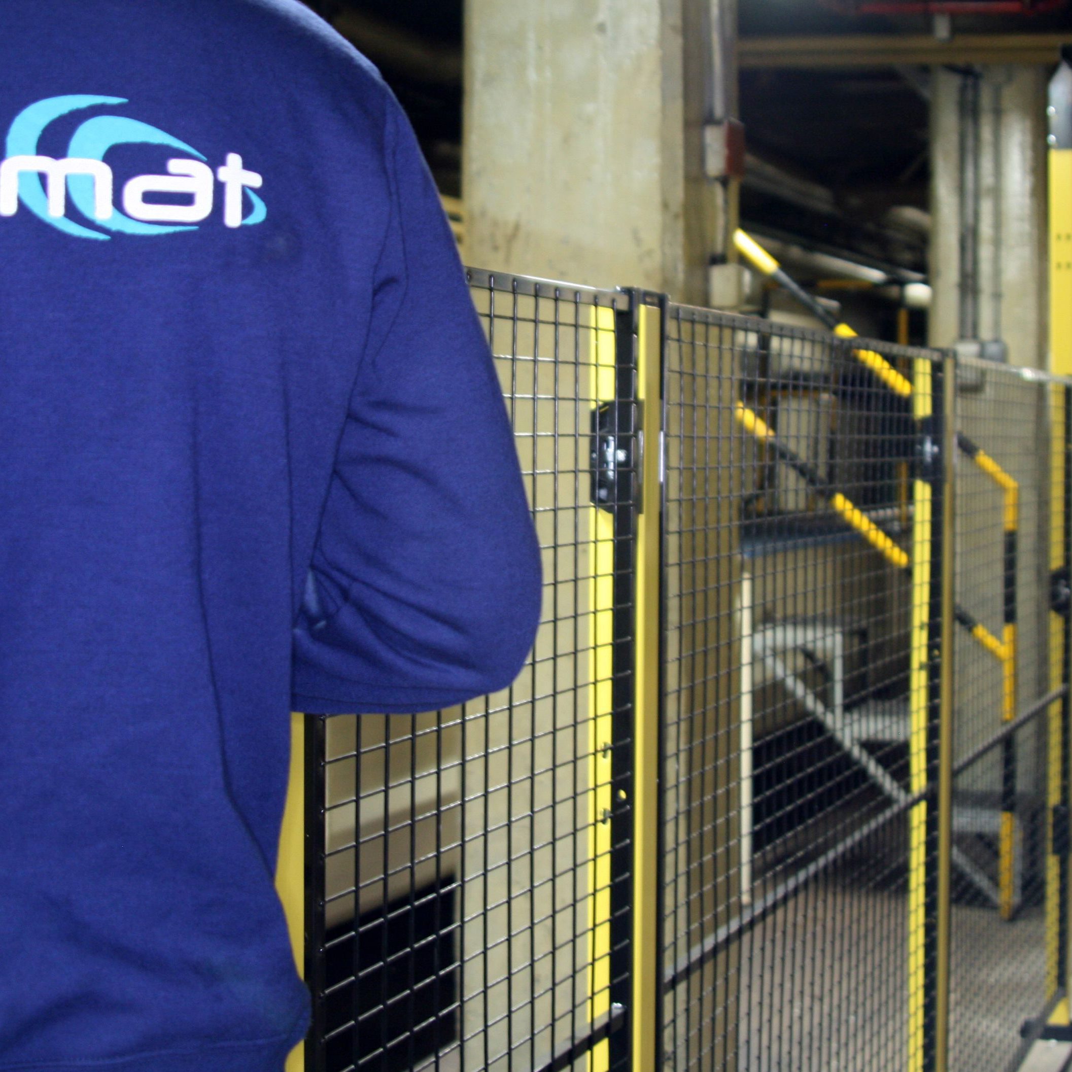 Montaje de vallado por parte de Indumat