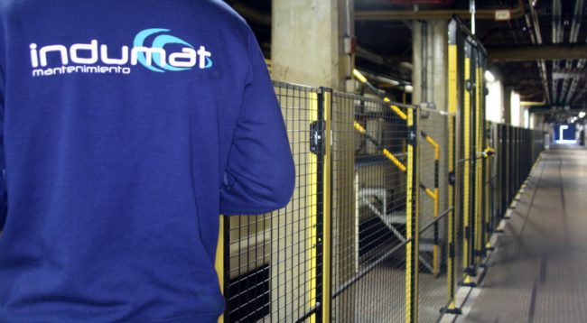 Montaje de vallado por parte de Indumat